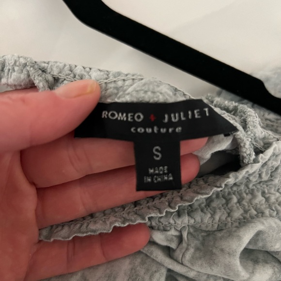 On or off shoulder flowy sage and white top with flattering back cut out - Picture 8 of 8